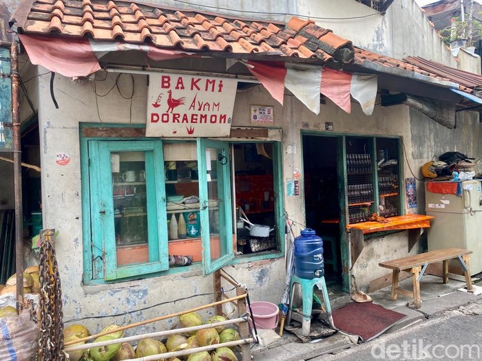 Yummy! Makan Bakmi Ayam Kecap Jamur di Warung ‘Doraemon’ Jadul
￼