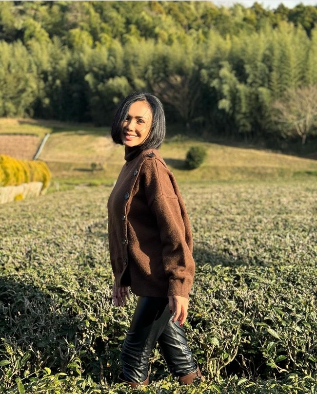 Pilihan busana yang kekinian untuk musim dingin, dan makeup yang flawless minimalis membuat penampilan Yuni Shara terlihat awet muda. Perempuan berusia 51 tahun ini dipuji tak menua saat membagikan foto-fotonya di Instagram. Foto: Dok. Instagram yunishara36