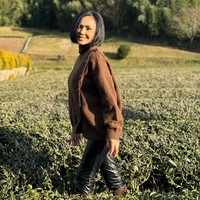 Pilihan busana yang kekinian untuk musim dingin, dan makeup yang flawless minimalis membuat penampilan Yuni Shara terlihat awet muda. Perempuan berusia 51 tahun ini dipuji tak menua saat membagikan foto-fotonya di Instagram. Foto: Dok. Instagram yunishara36