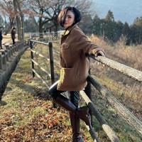 Ini gaya liburan Yuni Shara yang menawan saat mengenakan baju hangat berwarna coklat yang dipadupadankan dengan legging latex hitam dan sepatu boots yang senada. Foto: Dok. Instagram yunishara36