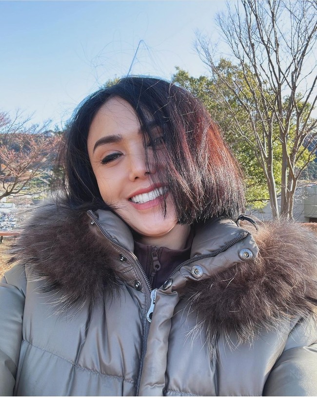 Yuni Shara terlihat begitu menikmati liburan di Negeri Sakura dengan menunjukkan pose senyum manisnya. Foto: Dok. Instagram yunishara36