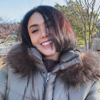 Yuni Shara terlihat begitu menikmati liburan di Negeri Sakura dengan menunjukkan pose senyum manisnya. Foto: Dok. Instagram yunishara36