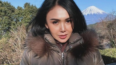 7 Gaya Yuni Shara Liburan ke Jepang, Awet Muda di Usia 51 Tahun