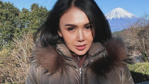 7 Gaya Yuni Shara Liburan ke Jepang, Awet Muda di Usia 51 Tahun