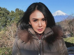 7 Gaya Yuni Shara Liburan ke Jepang, Awet Muda di Usia 51 Tahun