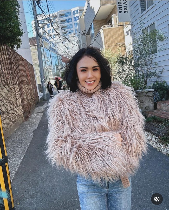 Ini tampilan kasual Yuni Shara tampil dengan sweater turtleneck yang dikombinasikan dengan outer bulu bernuansa gold. Kakak Krisdayanti ini kemudian terlihat chic dengan jeans biru. Foto: Dok. Instagram yunishara36