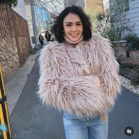 Ini tampilan kasual Yuni Shara tampil dengan sweater turtleneck yang dikombinasikan dengan outer bulu bernuansa gold. Kakak Krisdayanti ini kemudian terlihat chic dengan jeans biru. Foto: Dok. Instagram yunishara36