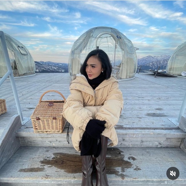 Pada salah satu momen, pemilik nama Wahyuni Setyaning Budi ini memukau dengan tampilan jaket padding berwarna cream dan sarung tangan hitam. Bagaimana menurutmu dengan penampilan Yuni shara ini? Foto: Dok. Instagram yunishara36