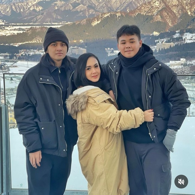Aktris dan penyanyi Yuni Shara menikmati awal tahun baru 2024 bersama kedua buah hatinya di Jepang. Gayanya saat liburan itu pun memesona di tengah usianya yang sudah setengah abad. Foto: Dok. Instagram yunishara36