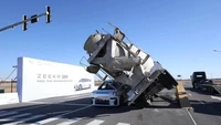 Selanjutnya Zeekr 009 diuji. Dalam video terlihat truk molen itu dibuat seolah-olah terguling. Sedangkan di sebelahnya terdapat Zeekr 009. Saat truk menimpa atap mobil itu tidak ada kerusakan yang signifikan. Foto: Zeekr