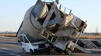 Untuk menunjukkan betapa garangnya truk pengaduk beton itu, Zeekr menggunakan mobil pembanding, yakni mobil listrik mini. Brak… dengan desain yang tidak maksimal, mobil pun hancur. Foto: Zeekr