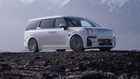 Dicuplik dari Autopro, Zeekr 009 memakai baja berkekuatan super sebesar 71%, atau 10% lebih tinggi dari tingkat tertinggi di industri saat ini. Rangka bodi belakang terbuat dari aluminium monolitik dengan kekerasan hingga 36.450 Nm/derajat. Hal-hal tersebut membantu mobil memiliki kekakuan 3 kali lebih kuat dibandingkan MPV konvensional. Foto: Zeekr