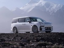 Begini Spek Mobil China Penantang Alphard yang Ditimpa Truk Molen Cuma Lecet