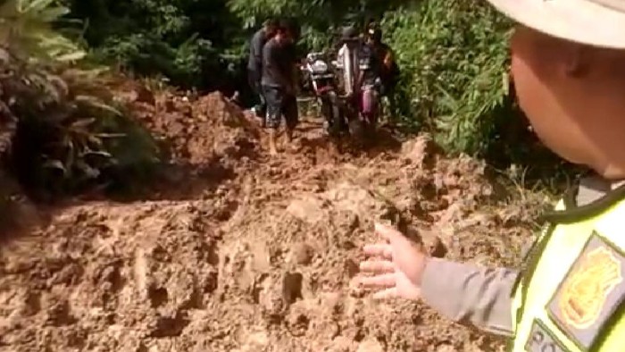 Akses jalan Bangko-Jangkat tertimbun longsor 20 meter hingga warga terisolir.