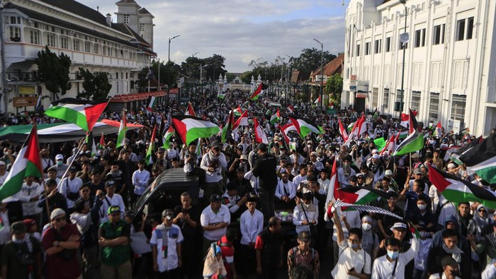 Aksi 100 hari genosida Israel ke Palestina Warga mengikuti aksi solidaritas untuk Palestina di kawasan Nol Kilometer Yogyakarta, Sabtu (13/1/2024). Aksi 100 hari genosida Israel ke Palestina yang diikuti masyarakat Yogyakarta dari berbagai elemen tersebut dilakukan sebagai bentuk solidaritas dan kepedulian terhadap rakyat Palestina yang mengalami penderitaan akibat serangan militer Israel. ANTARA FOTO/Hendra Nurdiyansyah/nz