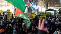 Mereka juga membawa bendera Palestina.