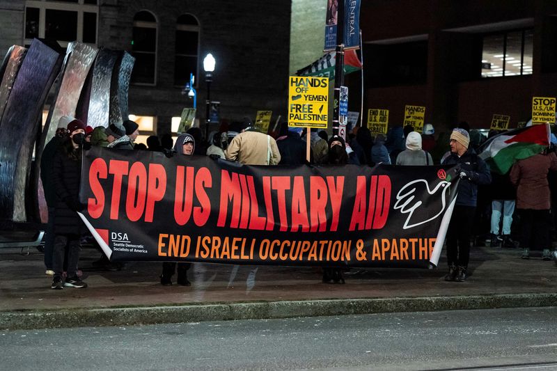 Aksi Tolak Serangan AS ke Yaman di Washington People protest following the U.S. and Britain strikes across Yemen against Iran-backed Houthi forces, at a rally in Seattle, Washington, U.S., January 12, 2024. REUTERS/David Ryder