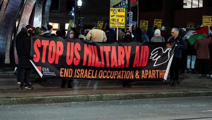 Aksi Tolak Serangan AS ke Yaman di Washington People protest following the U.S. and Britain strikes across Yemen against Iran-backed Houthi forces, at a rally in Seattle, Washington, U.S., January 12, 2024. REUTERS/David Ryder
