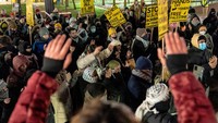 Aksi unjuk rasa memprotes serangan AS ke Yaman digelar di Seattle, Washington, AS, 12 Januari 2024.