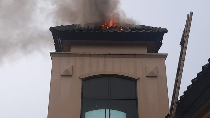 Atap bangunan sport center di Pamulang, Tangsel kebakaran, pada Sabtu (13/1/2024) sore. Foto: dikirim petugas call center Damkar Tangsel.