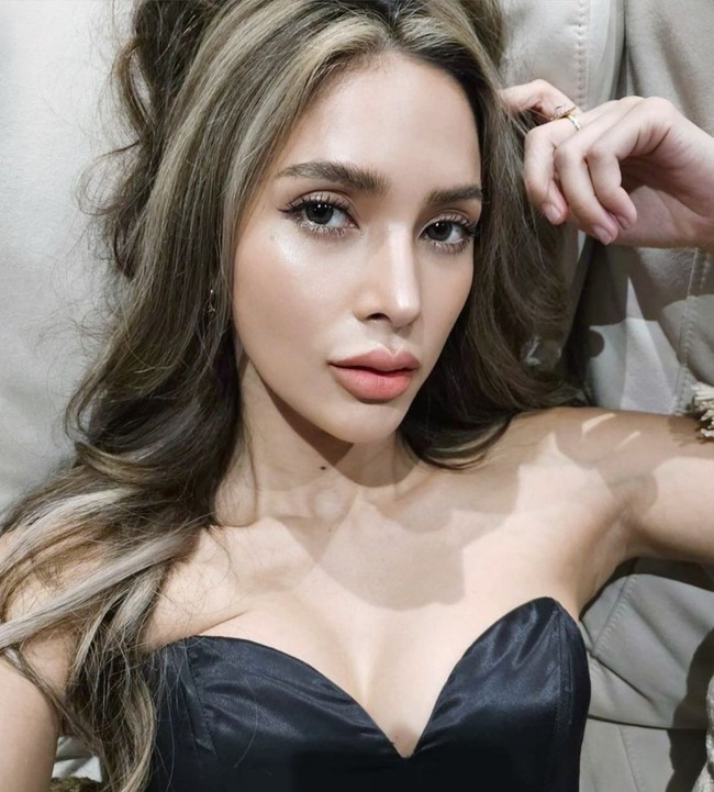 Lisa BLACKPINK memiliki tahi lalat ikonik di bagian leher, tepatnya di atas tulang selangka. Tahi lalat tersebut dipercaya bisa membawa keberuntungan. Hal itulah yang diyakini Aum Lukkana. Foto: Instagram/@lukkanaaum