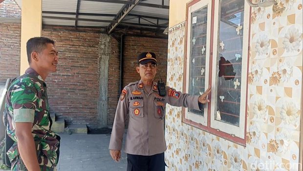 Bentrok massa di Polsek Bandung Tulungagung