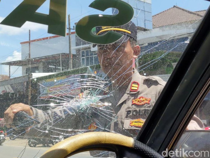 Bentrok massa di Polsek Bandung Tulungagung