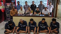 Masih juga di hari Rabu, Polrestabes Semarang berhasil mengamankan lima orang tersangka kasus penyelundupan 226 ekor anjing. Ratusan anjing itu diedarkan untuk daging konsumsi. Para tersangka dikenakan pasal 302 KUHP dan 55 KUHP tentang penyiksaan hewan dengan ancaman hukuman maksimal sembilan tahun penjara. ANTARA FOTO/Makna Zaezar