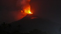 Kamis, 11 Januari 2024, Gunung Lewotobi Laki-laki menyemburkan lava saat meletus pada Rabu (10/1/2024). Hingga Kamis (11/1/2024) pukul 06.24 WITA. Gunung ini menyemburkan abu vulkanik setinggi 500 meter beserta lava pijar sejauh 1 km dari kawah utama. ANTARA FOTO/Mega Tokan