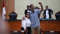 Senin, 8 Januari 2024, Haris Azhar dan Fatia Maulidiyanti divonis bebas dalam kasus pencemaran nama baik terhadap Menko Kemaritiman dan Investasi Luhut Binsar Pandjaitan. Kedunya terlihat sangat semringah. Pradita Utama/detikcom
