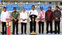 Masih di hari yang sama, Presiden Jokowi meresmikan Jalan Tol Pamulang-Cinere-Raya Bogor. Jalan tol ini terdiri dari ruas, yaitu jalan tol Serpong-Cinere dan ruas Cinere-Jagorawi. Ia juga sempat meresmikan Bendungan Karian di Rangkasbitung, Banten. Grandyos Zafna/detikcom