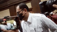 Mantan pejabat Ditjen Pajak Kementerian Keuangan Rafael Alun Trisambodo divonis 14 tahun penjara & denda Rp 500 juta karena terbukti bersalah menerima gratifikasi-melakukan tindak pidana pencucian uang (TPPU) di Pengadilan Tipikor Jakarta Pusat, Senin (8/1/2024). Chelsea Olivia Daffa/detikcom