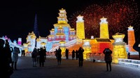 Festival Es dan Salju Internasional Harbin, di provinsi Heilongjiang, China, kembali digelar, Rabu (10/2/2024). Festival ini berlangsung selama sebulan penuh hingga awal Februari 2024. Dekorasi es dan salju warna-warni ini selalu sukses menarik wisatawan dari seluruh dunia. REUTERS/Tingshu Wang