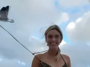 Ups! Burung Camar Sambar Tali Bikini Vlogger Cantik, Nyaris Copot Deh...