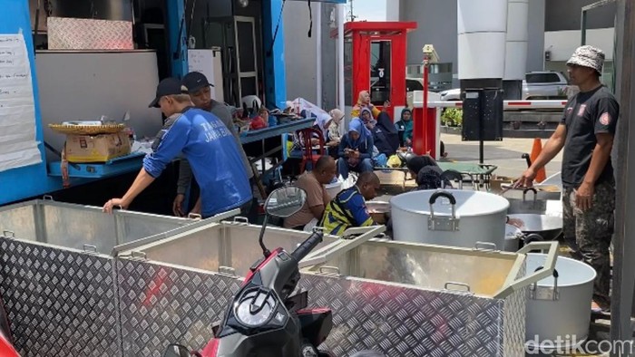Dapur umum yang menyiapkan makanan untuk korban banjir di kawasan Braga.