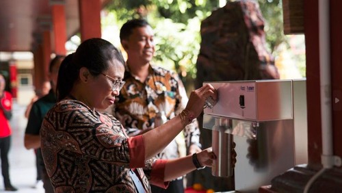 Dispenser canggih untuk pengolahan air siap minum dipasang di 2 SD di Kabupaten Badung. (Dok. Yayasan Green School Bali)