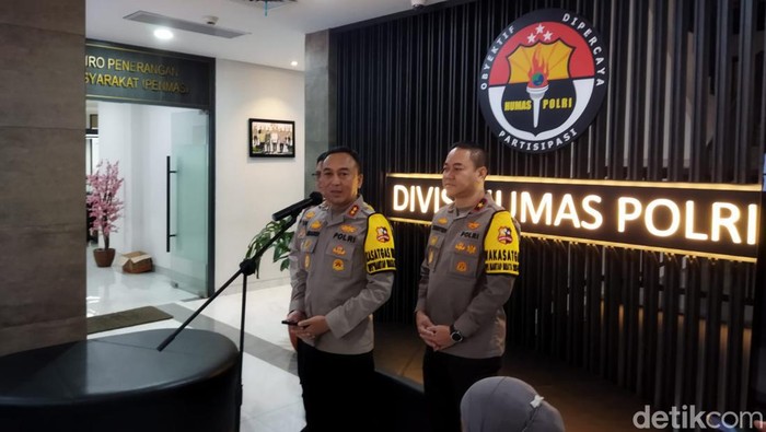 Divisi Humas Polri menggelar jumpa pers terkait penangkapan pelaku yang mengancam menembak Anies Baswedan.