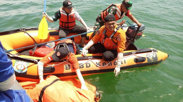Evakuasi mayat bocah di Pantai Ngebum, Kendal, Sabtu (13/1/2024).