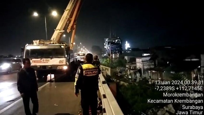 evakuasi truk trailer yang nyemplung bozem morokrembangan