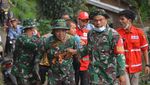 Evakuasi Warga Disabilitas di Kaki Gunung Marapi