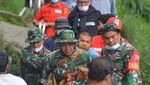 Evakuasi Warga Disabilitas di Kaki Gunung Marapi
