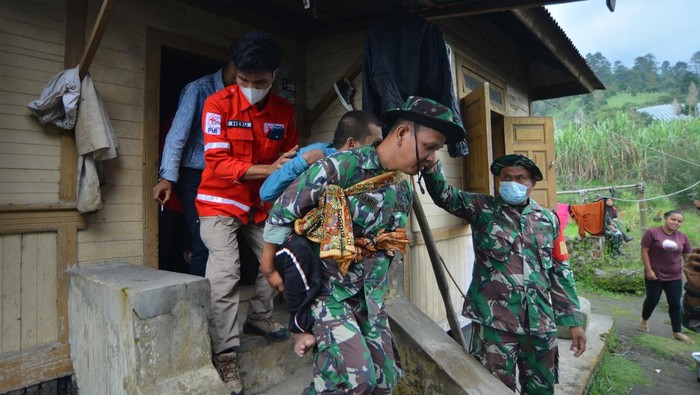Evakuasi warga disabilitas di kaki Gunung Marapi Petugas TNI menggendong seorang warga disabilitas yang tinggal di zona tidak aman dengan jarak 4,4 kilometer dari pusat kawah Gunung Marapi, di dusun Kalimpariak, Jorong Batang Silasiah, Nagari Bukik Batabuah, Agam, Sumatera Barat, Sabtu (13/1/2024). Tim gabungan mengevakuasi warga disabilitas bersama keluarganya untuk mengungsi sementara ke zona aman dari bencana erupsi Gunung Marapi di Dusun Cumantiang, Jorong Batang Silasiah, Nagari Bukik Batabuah. ANTARA FOTO/Iggoy el Fitra/nym.