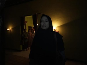 Tangis Aghniny Haque Saat Foto Poster Film Pemandi Jenazah