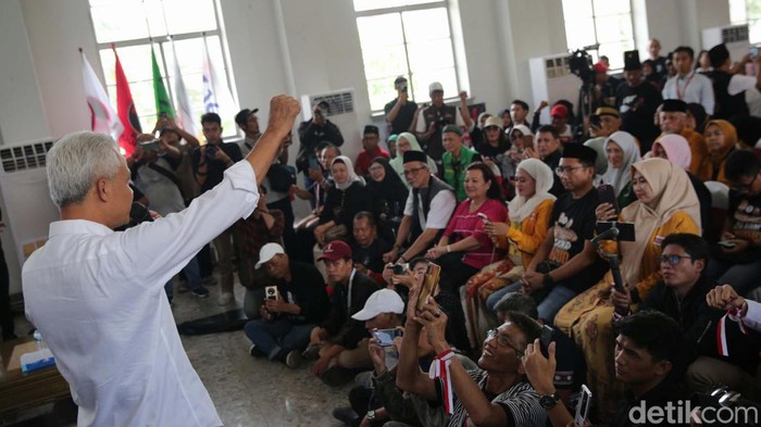 Ganjar Pranowo mengunjungi Kantor Tim Pemenangan Daerah, Surabaya, Jawa Timur, Sabtu (13/1/2024). Dalam pertemuan itu, Ganjar membakar semangat pendukungnya.