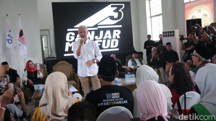 Ganjar Pranowo mengunjungi Kantor Tim Pemenangan Daerah, Surabaya, Jawa Timur, Sabtu (13/1/2024). Dalam pertemuan itu, Ganjar membakar semangat pendukungnya.