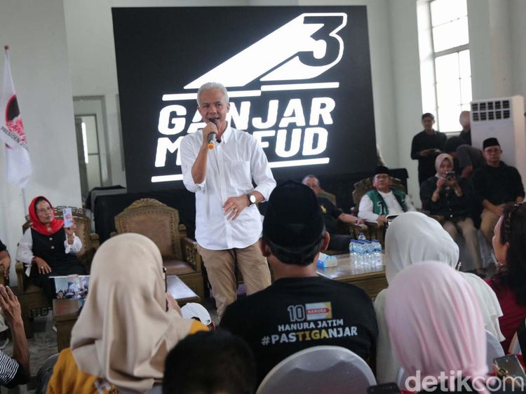 Ganjar Bakar Semangat Pendukungnya di Surabaya