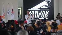 Ganjar yang berkemeja putih berpidato di hadapan pendukungnya.