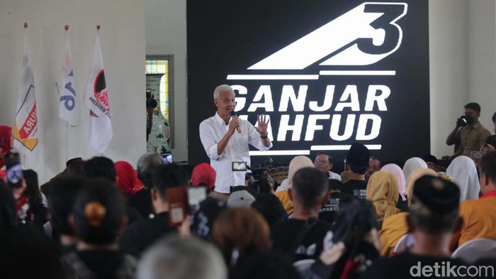 Ganjar Pranowo mengunjungi Kantor Tim Pemenangan Daerah, Surabaya, Jawa Timur, Sabtu (13/1/2024). Dalam pertemuan itu, Ganjar membakar semangat pendukungnya.