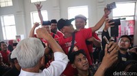 Sesekali ia mengepalkan tangan.