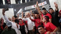 Ganjar berfoto bersama para pendukungnya.